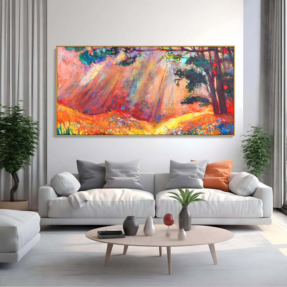 Tablou canvas cu tablou pictura cu padure si raze de soare, in rama de aluminiu auriu, pe perete intr-un living